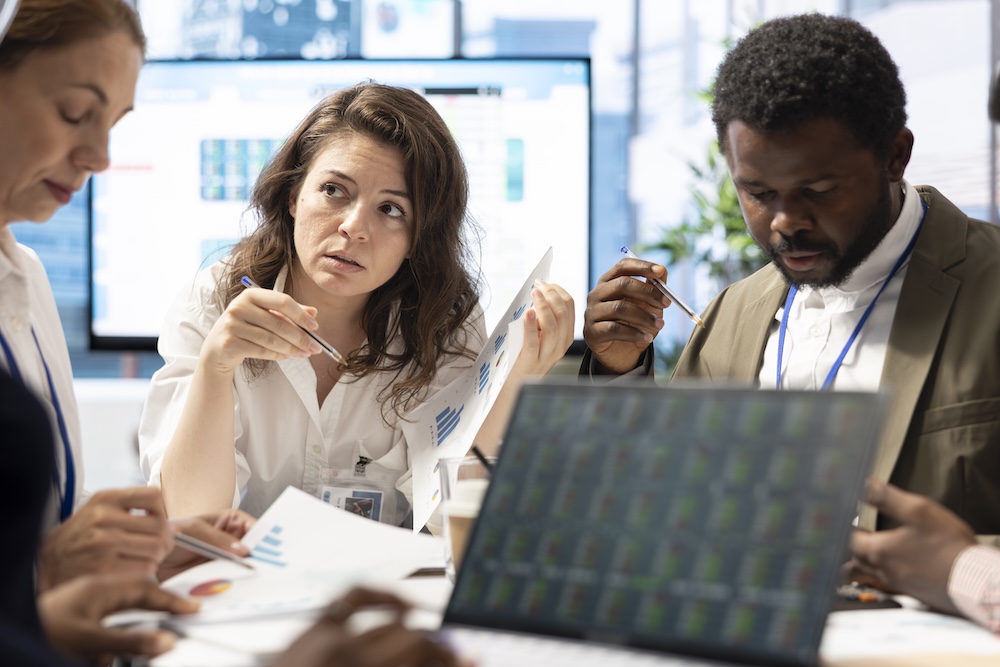 Collègues de travail d'une multinationale collaborant lors d'une réunion du conseil d'administration