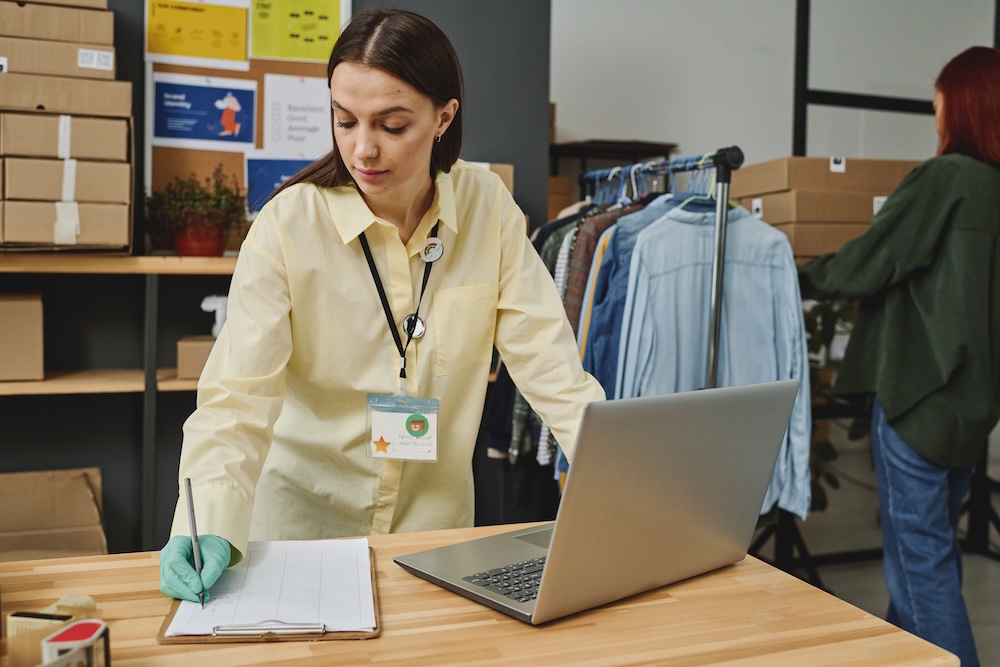 Jeune volontaire dressant une liste des demandes des personnes dans le besoin